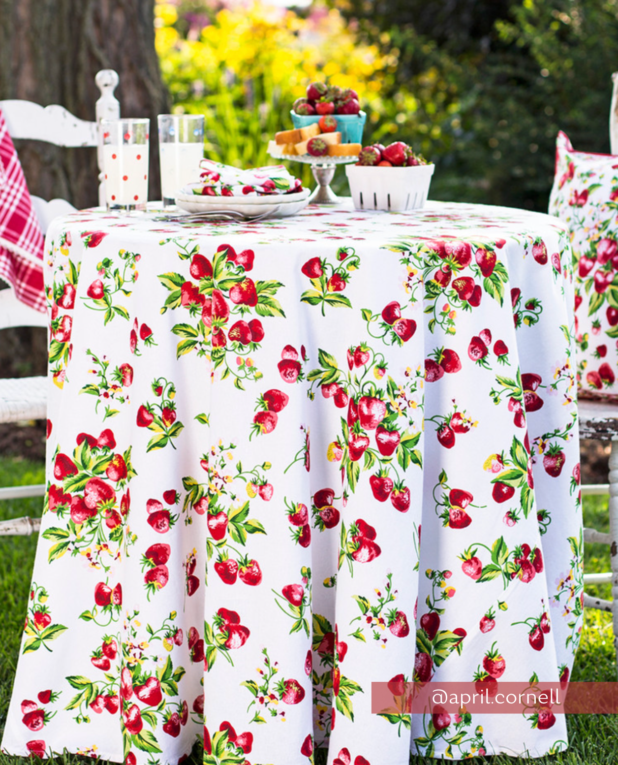 Strawberry Basket 88" Round Tablecloth